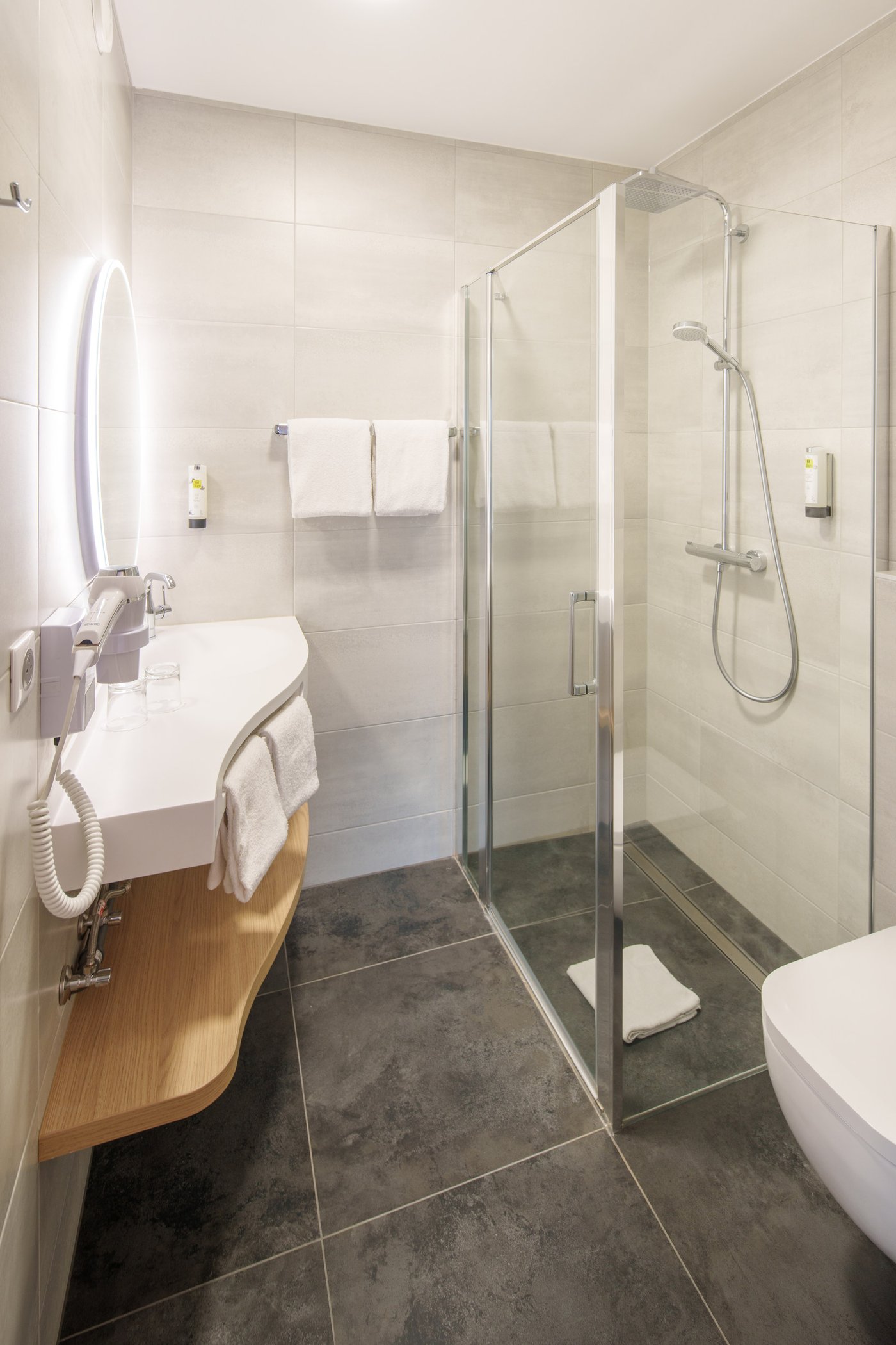 Douche à l’italienne dans une salle de bain rénovée