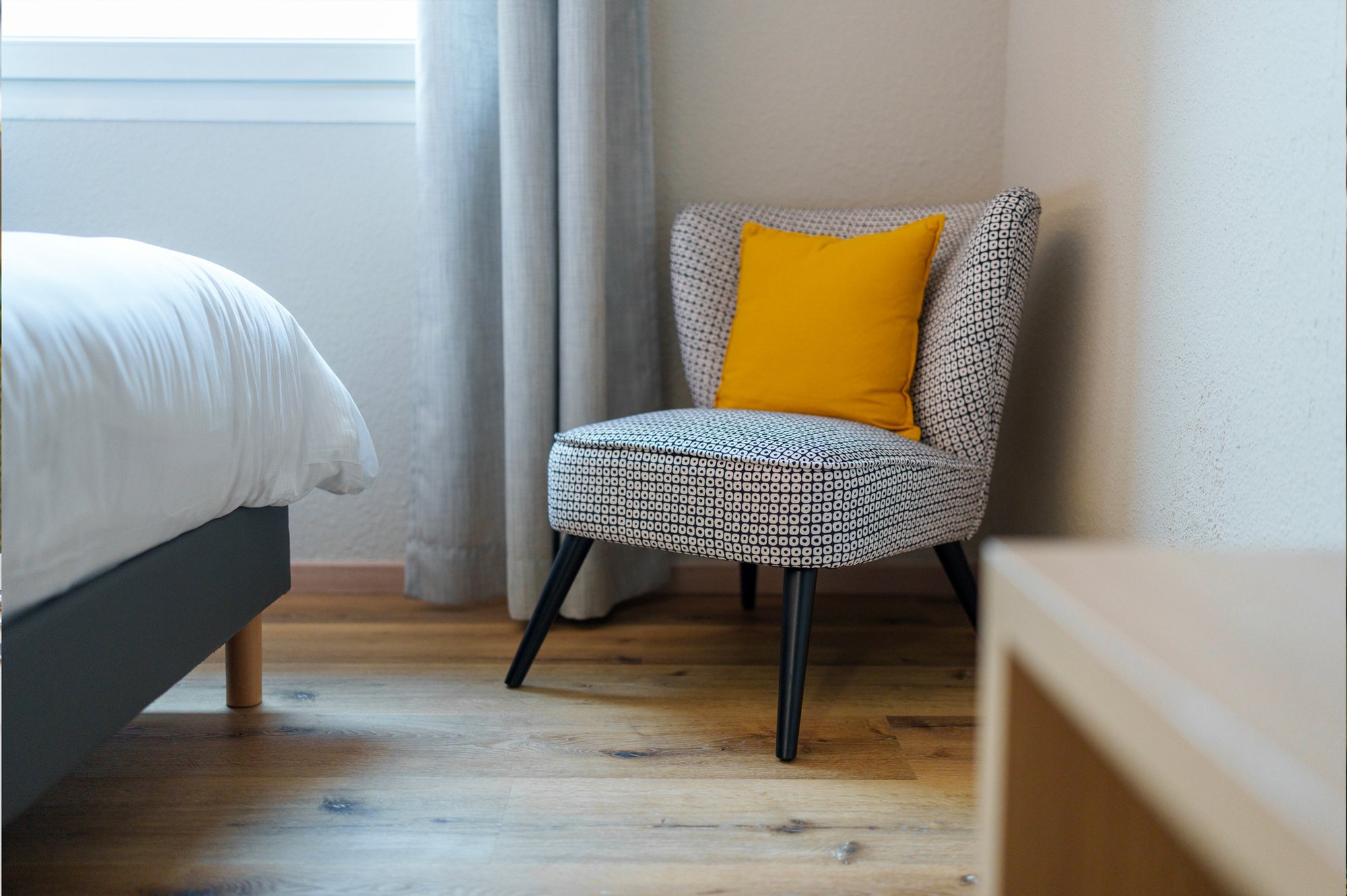Fauteuil et coin lecture dans une chambre rénovée