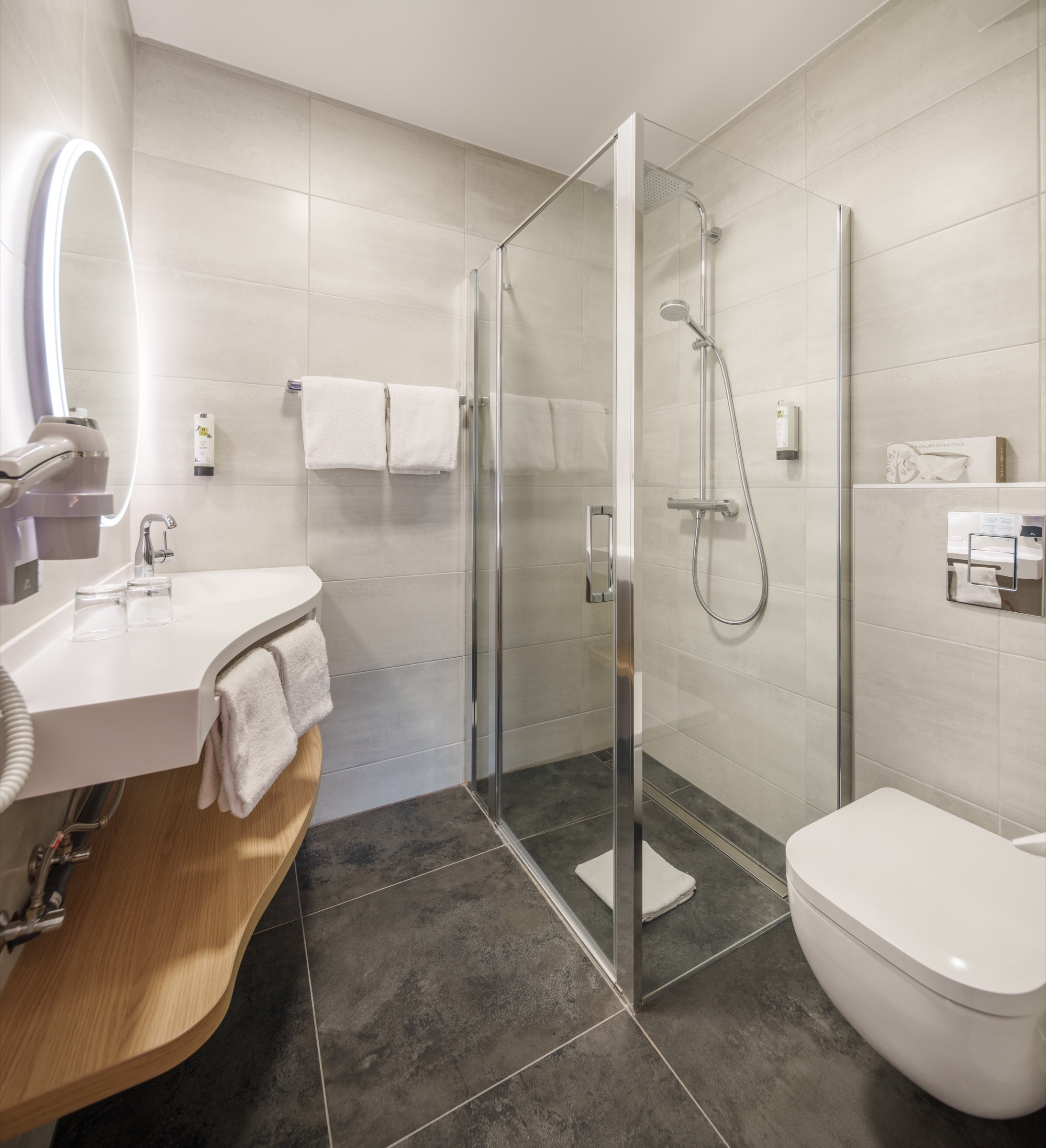 Salle de bain rénovée avec douche à l’italienne