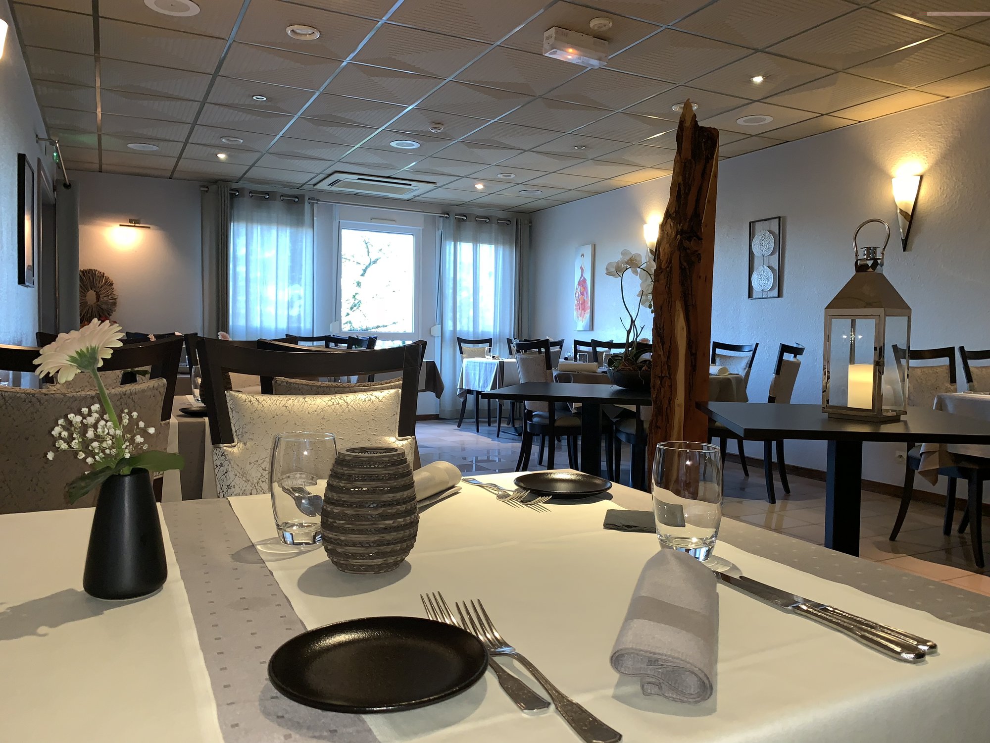 Salle du restaurant éclairée aux lanternes