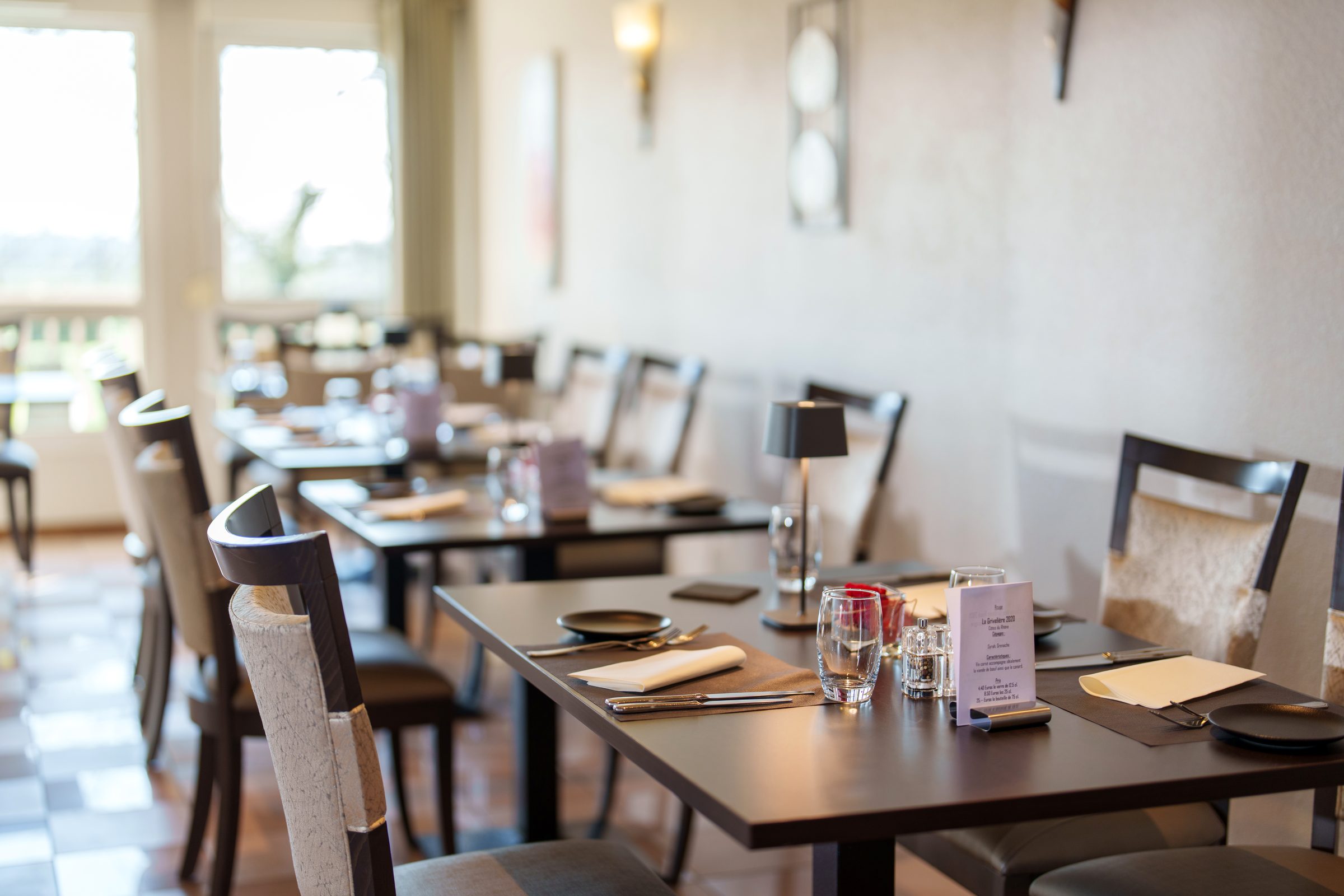 Salle du restaurant Ritter’Hoft dressée pour le service