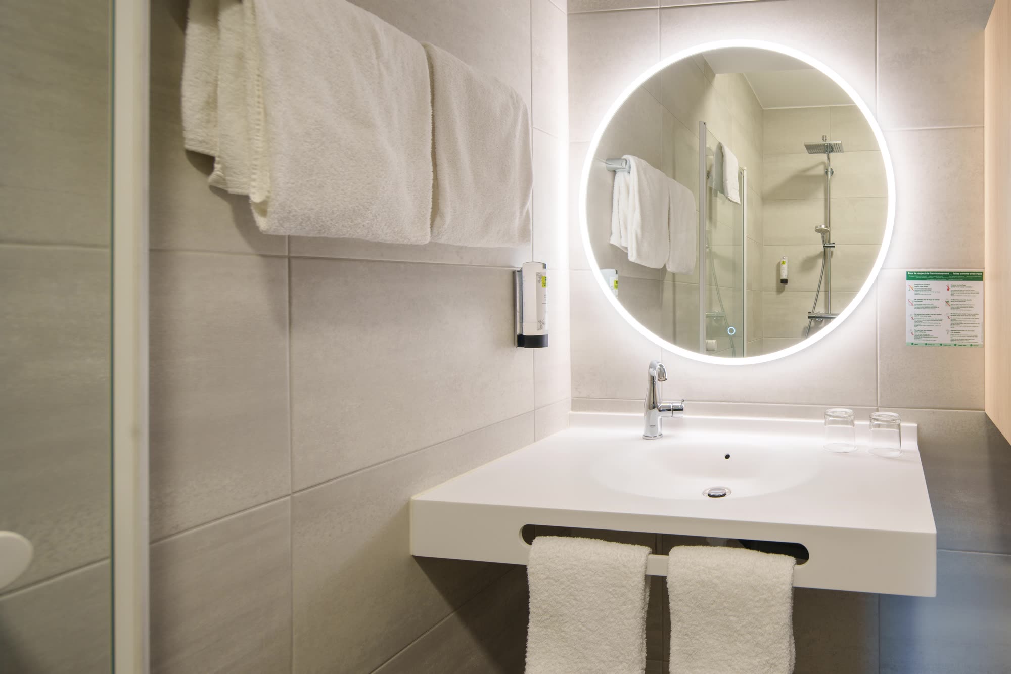 Salle de bain avec douche à l'italienne