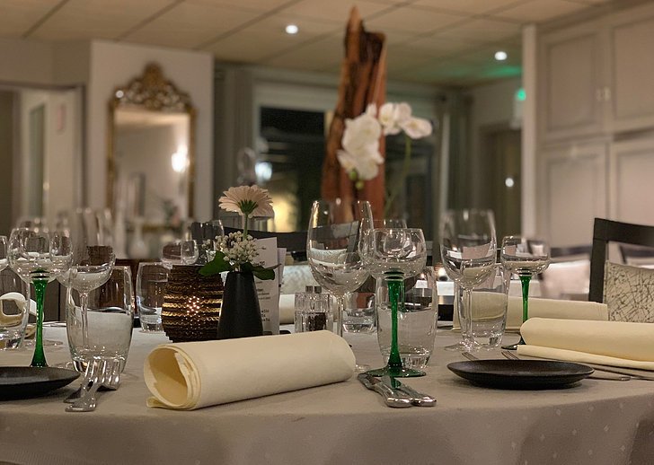 Table dressée devant le miroir de la salle du restaurant