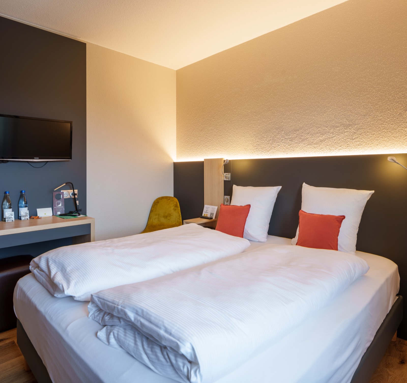 Chambre double rénovée aux coussins corail
