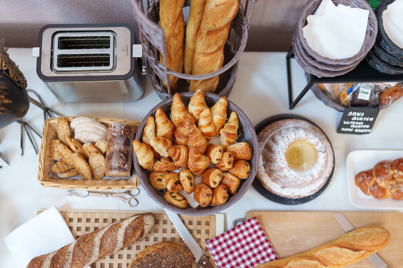 Pains et viennoiseries du buffet de petit-déjeuner