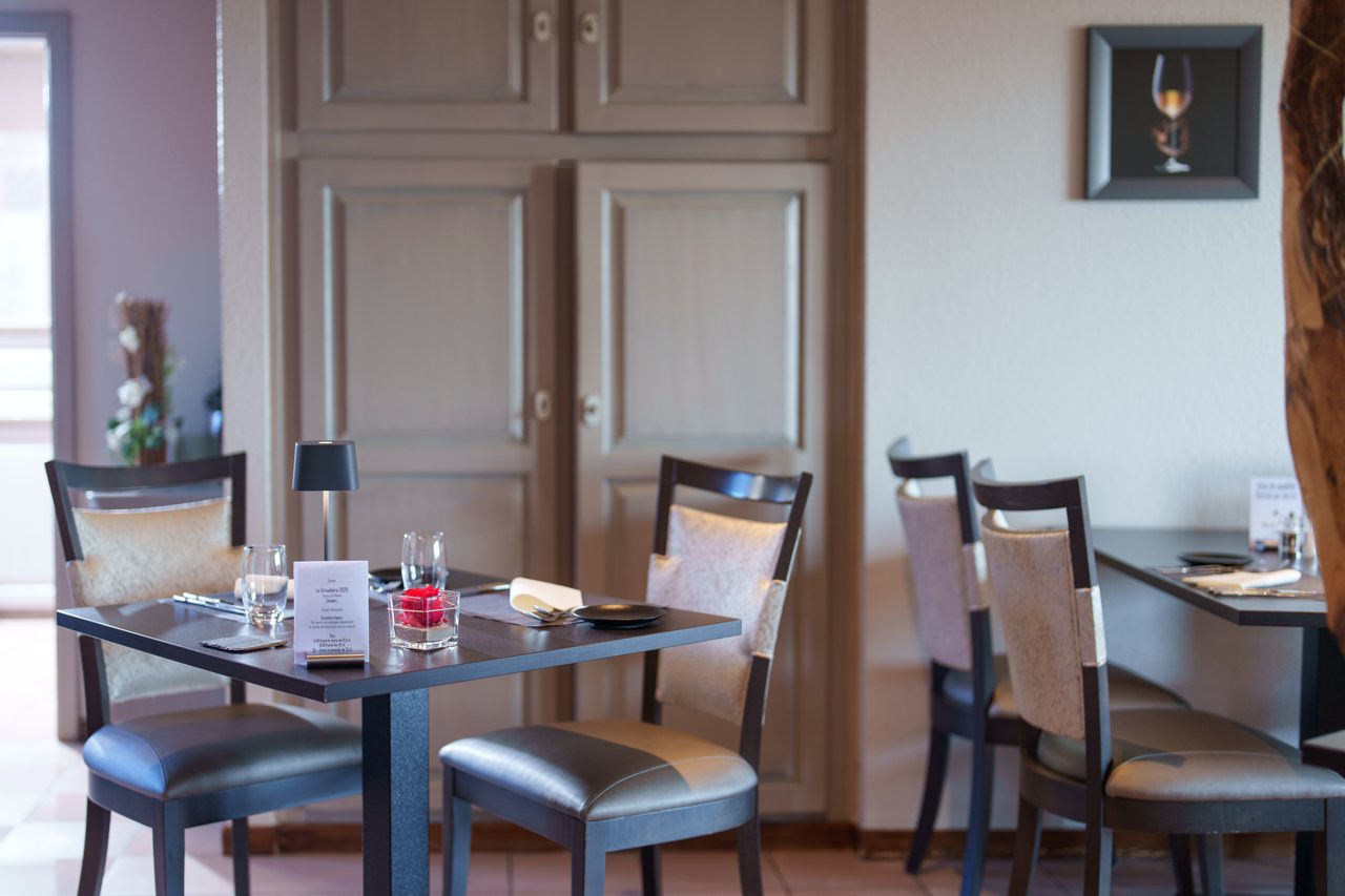 Salle du restaurant dressée pour le service