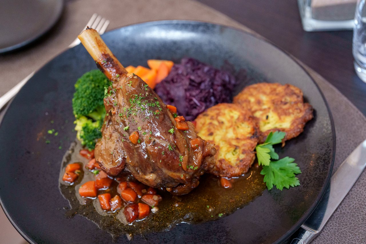 Souris d’agneau confite servie au restaurant